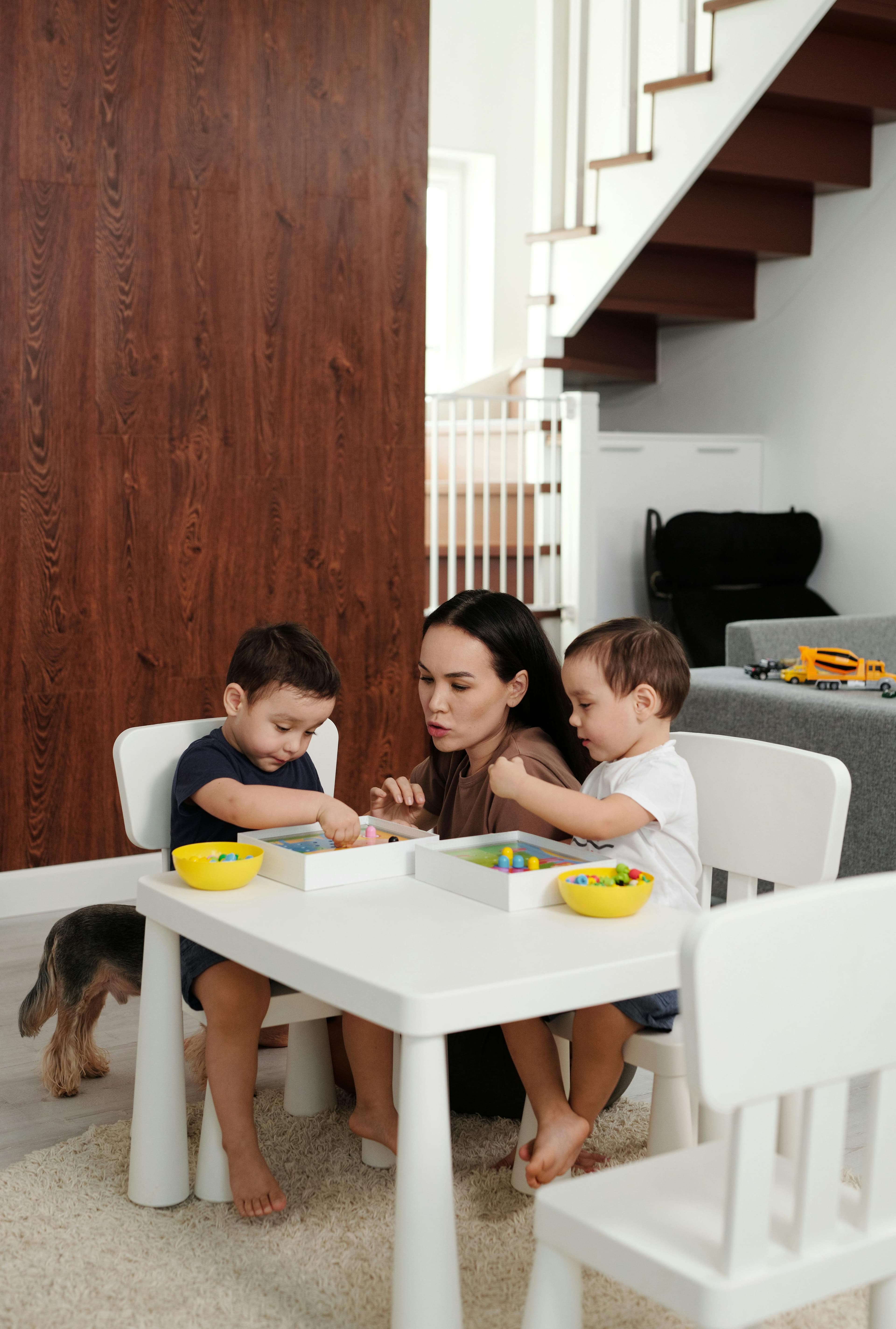Padres compartiendo tiempo de calidad con su hija para construir una crianza positiva.