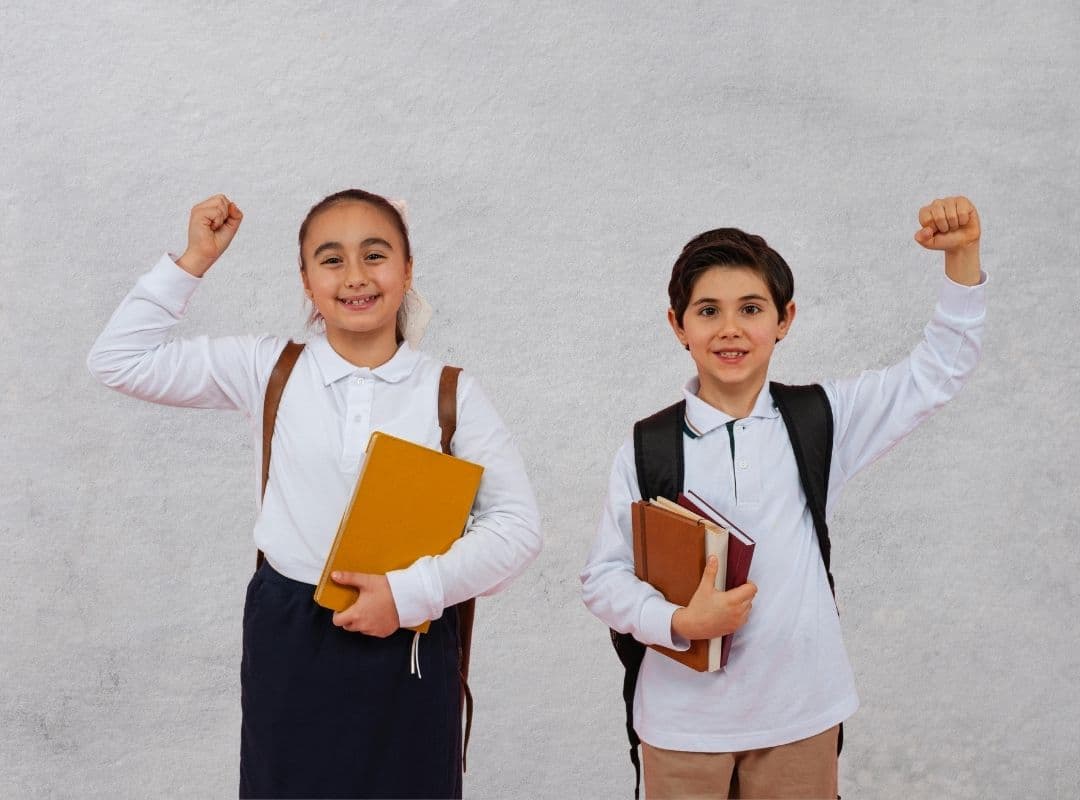 Estudiante en un entorno escolar usando materiales educativos