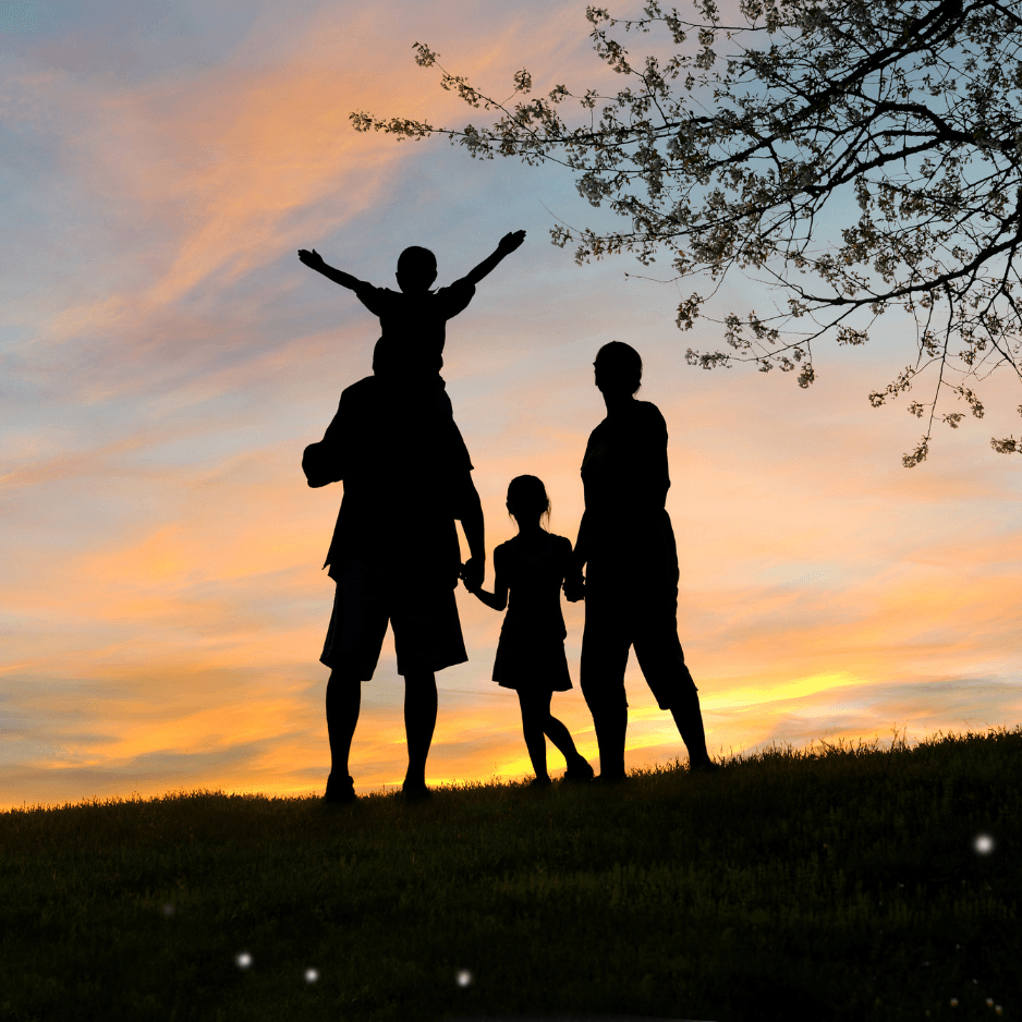 Padre cargando a su hija, ambos sonriendo, representando una crianza respetuosa y conectada.